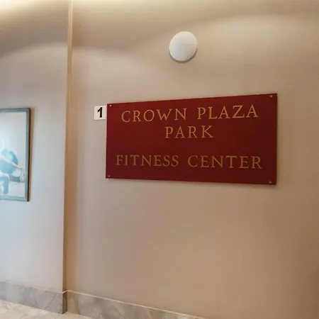 Crownplaza Boutique &